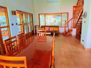 a living room with a couch and a table and chairs at Casa Mariposa cozy house 5 minutes from the beach in Sámara