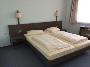 Ein Bett oder Betten in einem Zimmer der Unterkunft Landhaus Stempel