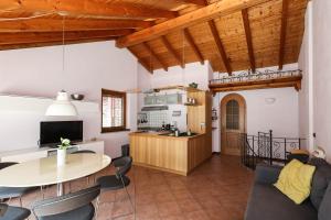 Η κουζίνα ή μικρή κουζίνα στο La Pietra di Oira - vista e accesso al lago