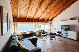 Χώρος καθιστικού στο La Pietra di Oira - vista e accesso al lago