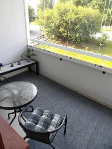 Una habitación con una mesa y sillas y una ventana. en Ben's cozy home close to the river and city, en Rovaniemi