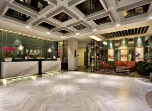 Mehood Theater Hotel, Changzhou Dinosaur Park في تشانغتشو: لوبي مع مكتب استقبال في فندق