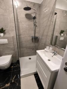 Un baño con ducha, lavabo e inodoro. en Bocel, en Mali Lošinj 15 fotos más