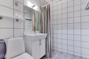 Koupelna v ubytování Hotel Varde + 37 fotografií