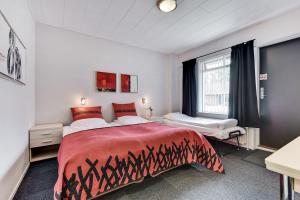 a bedroom with a large bed and a window at Hotel Varde in Varde