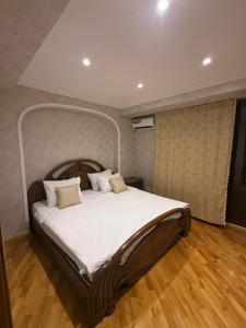 Ένα ή περισσότερα κρεβάτια σε δωμάτιο στο F1 Luxury Apartment