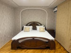 Ένα ή περισσότερα κρεβάτια σε δωμάτιο στο F1 Luxury Apartment