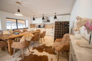 a kitchen with a table and chairs with a horse head on the wall at Ferien auf dem Pferdehof in Hülben