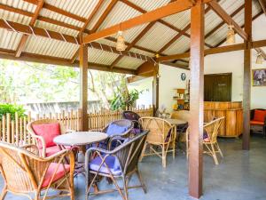 eine Gruppe von Stühlen und Tischen auf einer Terrasse in der Unterkunft Gaia Garden in Ban Mai