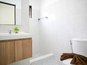 ein weißes Badezimmer mit Waschbecken und Toilette in der Unterkunft Gaia Garden in Ban Mai + 55 Fotos