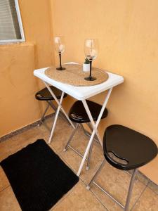 Una mesa blanca con dos copas de vino. en Azal, en Turda 1 foto más