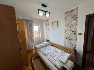 Un dormitorio pequeño con una cama y una ventana. en Azal, en Turda