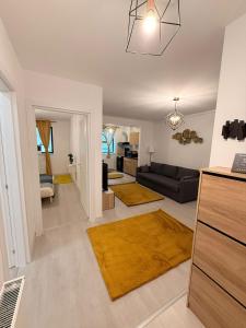 una sala de estar con un sofá y una mesa en Hils Pallady 9, en Bucarest