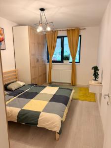 Un dormitorio con una cama en blanco y negro y una ventana. en Hils Pallady 9, en Bucarest