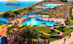 a water park with a bunch of water slides at Villa Sonia in Maddalenedda