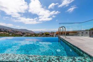 ein Swimmingpool auf dem Dach eines Hauses in der Unterkunft Casa da Ilha in Funchal