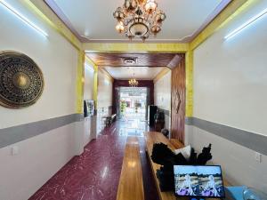 a hallway in a building with a chandelier at Aloha farm in Namban
