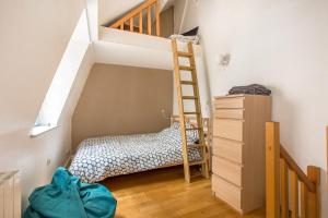Ένα ή περισσότερα κρεβάτια σε δωμάτιο στο Joli Duplex dans un immeuble classé du Vieux-Lille