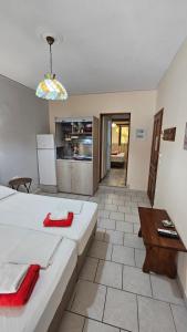 ein Wohnzimmer mit einem großen Bett und eine Küche in der Unterkunft Mavra Studios in Lygia