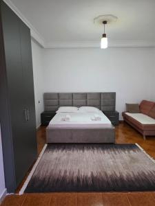 Un pat sau paturi într-o cameră la Royals, Mesi Bridge +26 fotografii