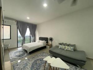una sala de estar con una cama y un sofá en Alinea BlueView Suites, en Shah Alam 69 fotos más