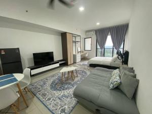 un salon avec un canapé et un lit dans l'établissement Alinea BlueView Suites, à Shah Alam