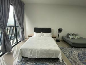 une chambre avec un grand lit et un canapé dans l'établissement Alinea BlueView Suites, à Shah Alam