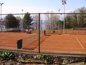 Facilități de tenis și/sau squash la sau în apropiere de Apartments Zatezalo A4+2