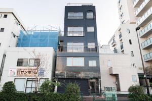 un edificio de apartamentos en la ciudad de osaka en SAIEI HOTEl 201, en Tokio