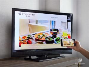 una persona que sostiene un teléfono celular frente a un televisor en Daiwa Roynet Hotel Osaka Yotsubashi, en Osaka 38 fotos más