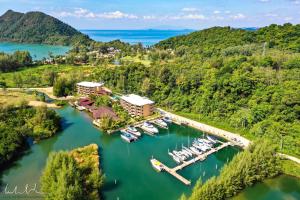 una vista aérea de un puerto deportivo con barcos en Villa Bella Serene 5E, en Ban Khlong Son