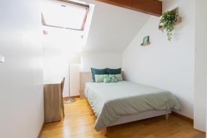 Postel nebo postele na pokoji v ubytování Charming nature hideaway