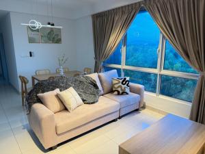 ein Wohnzimmer mit Couch und großem Fenster in der Unterkunft Shelisa Mirai Kajang Cozy Urban Homes in Kajang + 258 Fotos