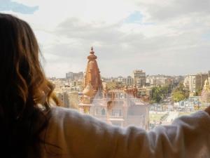 开罗Baron Hotel Cairo的窗外城市的女人