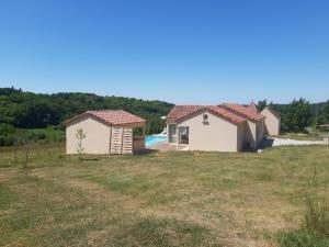 ein Haus mit einem Pool auf einem Feld in der Unterkunft Domaine de la Marandine in Le Vigan + 4 Fotos