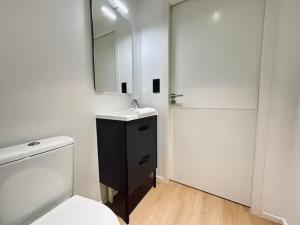 ランスにあるReims résidence inn Sharies Studio équipé C201のトイレ、洗面台、鏡のあるバスルーム