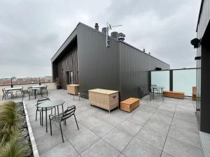 ランスにあるReims résidence inn Sharies Studio équipé C201の建物内のパティオ(テーブル、椅子付)