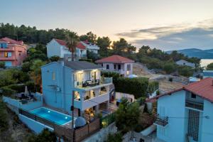 een luchtfoto van een huis met een zwembad bij Vila Perla Slatine in Slatine