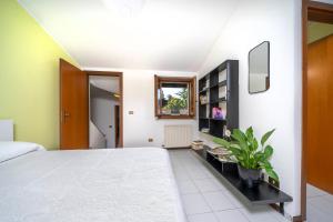ウーディネにあるLe Mandarine Apartments - Double Roomのベッドルーム(大型ベッド1台、本棚付)