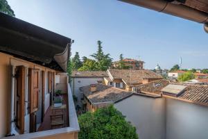 ウーディネにあるLe Mandarine Apartments - Double Roomの市街の景色を望むアパートメントバルコニー