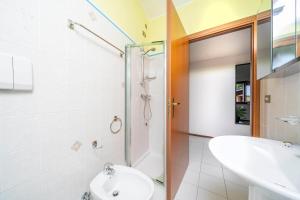 ウーディネにあるLe Mandarine Apartments - Double Roomのシャワーと洗面台付きのバスルーム