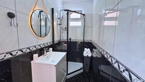 Et badeværelse på Golden Horizon House By Sam Houses + 7 billeder