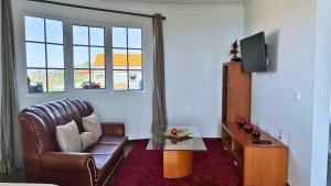 Et tv og/eller underholdning på Golden Horizon House By Sam Houses