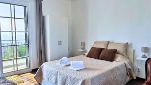 En eller flere senge i et værelse på Golden Horizon House By Sam Houses