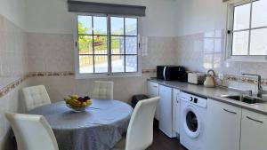 Køkken eller tekøkken på Golden Horizon House By Sam Houses