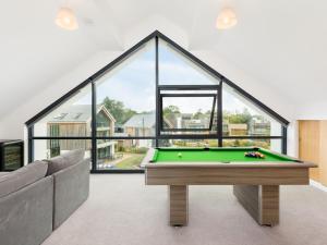 Τραπέζι μπιλιάρδου στο Pass the Keys Minety Lake lodge hot tub games room