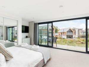 Ένα ή περισσότερα κρεβάτια σε δωμάτιο στο Pass the Keys Minety Lake lodge hot tub games room