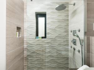 Ένα μπάνιο στο Pass the Keys Minety Lake lodge hot tub games room +40 φωτογραφίες