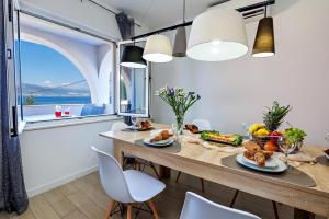 een eetkamer met een tafel met eten erop bij Vila Perla Slatine in Slatine