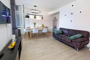 een woonkamer met een bank en een tafel bij Vila Perla Slatine in Slatine